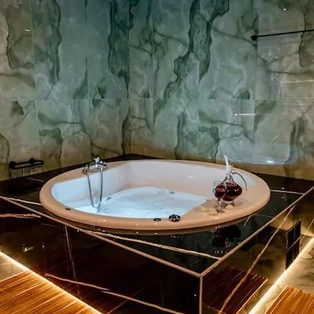 Smaragdi Luxury Jacuzzi Noho Premium Living Apartment